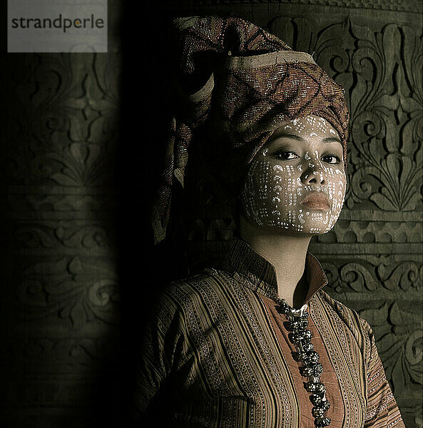 Yakan-Braut mit traditioneller Hautdekoration  Philippinen.