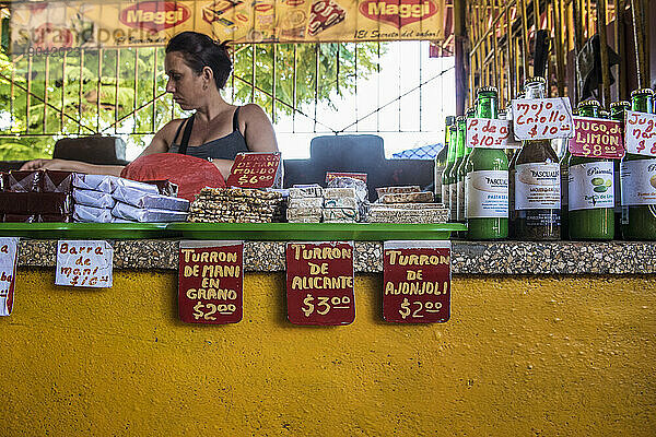 Frau Süßigkeitenverkäuferin im Lebensmittelmarkt - Havanna  Kuba.