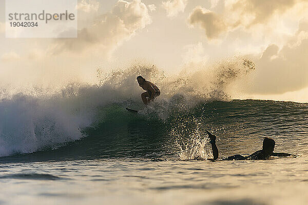 Zwei Surfer im Meer