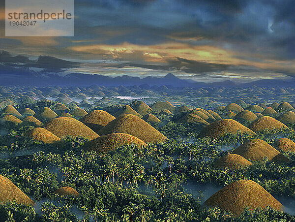 Sonnenaufgang über den Chocolate Hills  Insel Bohol  Philippinen