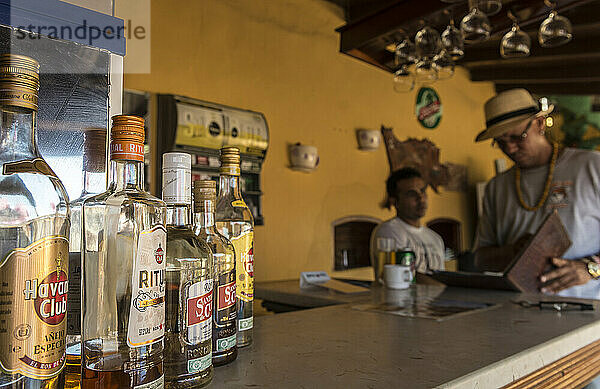 Ein Kubaner bespricht die Speisekarte mit einem Kellner. Trinidad  Sancti Spiritus  Kuba.