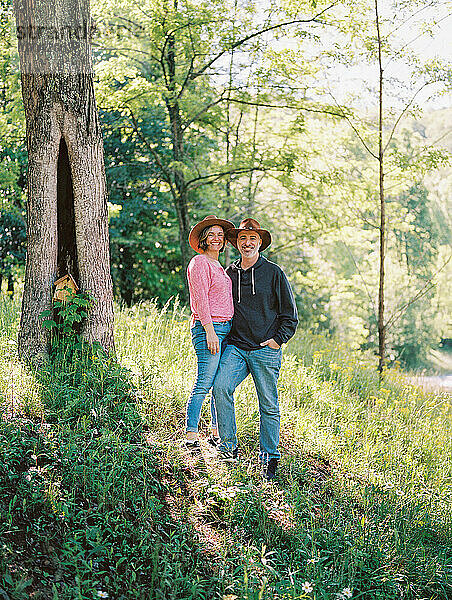 Porträt eines Paares mittleren Alters in den üppigen Wäldern von Ellijay  GA