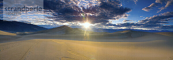 Die Sanddünen im Death Valley National Park  Kalifornien  beschatteten Kurven bei einem Wintersonnenuntergang 2010.