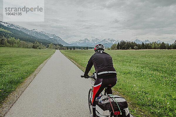 Eine Radtour in Deutschland mit Blick auf die Alpen in der Romantischen Straße