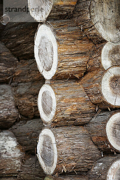 Detail der ineinandergreifenden Baumstämme einer Blockhütte.