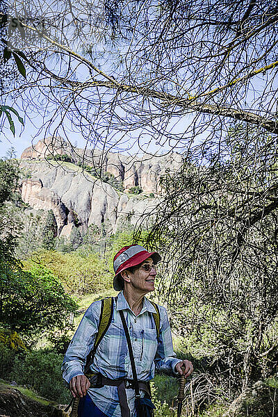 Vorderansicht einer Wanderin auf dem Old Pinnacles Trail.