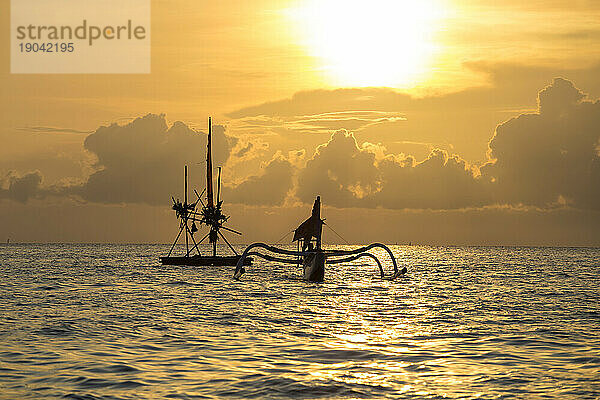 Traditionelles balinesisches Boot in einem Ozean.