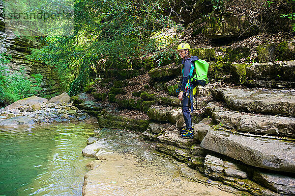 Frau beim Canyoning im Furco Canyon in den spanischen Pyrenäen