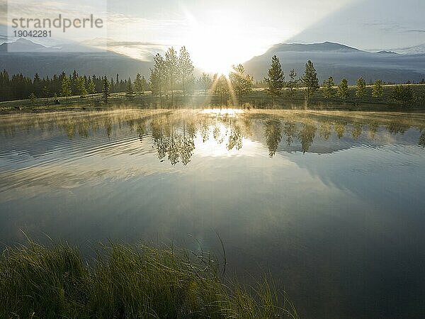 Sonnenaufgang spiegelt sich im Bergsee wider