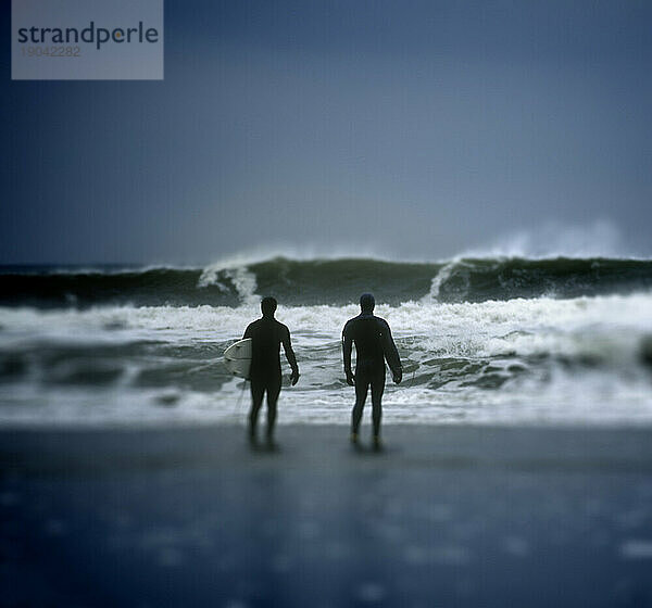 Zwei Surfer erkunden die Pause am Higgins Beach  Maine. (selektiver Fokus)