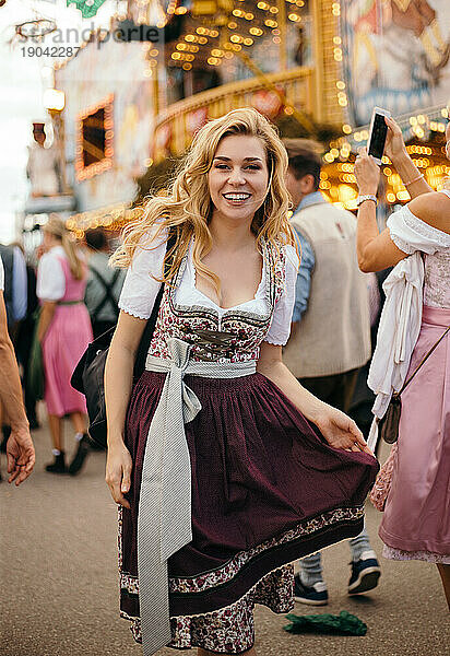 Junge glückliche Frau im bayerischen Dirndlkleid
