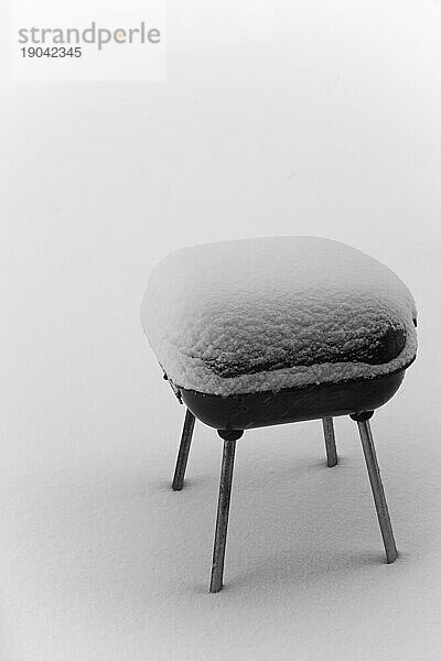 Kleiner Grill im Freien im Schnee.
