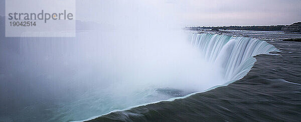 Horseshoe Falls auf der kanadischen Seite der Niagarafälle in Ontario  Kanada.