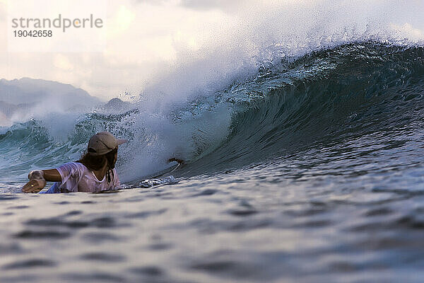 Surfer blickt auf Welle im Meer