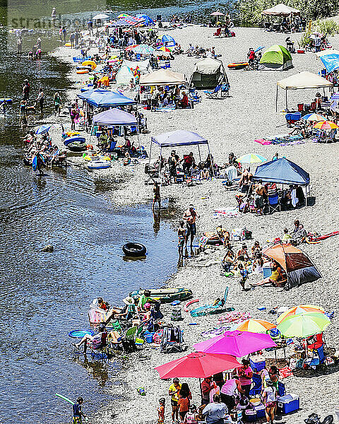 Menschen am Strand entlang des Russian River.