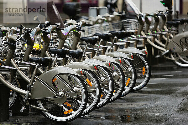 Eine Reihe von Vélib'-Fahrrädern.