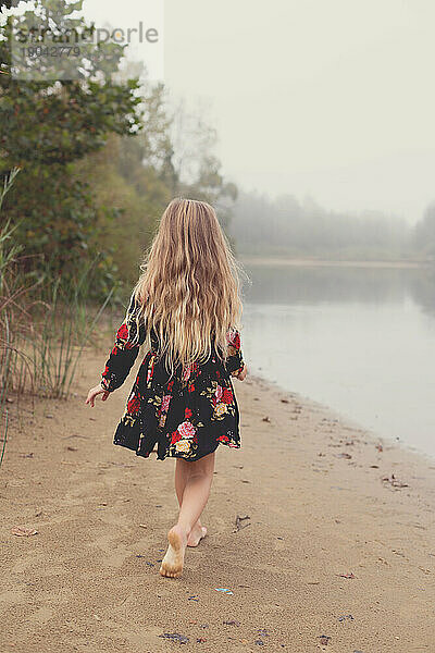 Kleines Mädchen wandert allein durch den Nebel