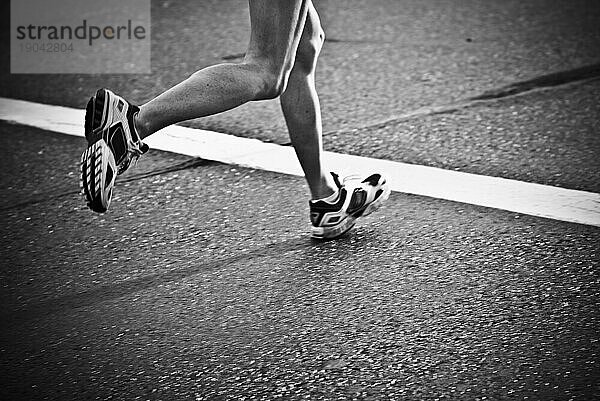 Tiefansicht der Läuferbeine während des Herndon Festival 5/10-km-Laufs in Herndon  VA.