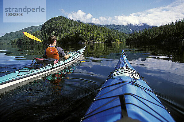 Zwei Seekajakfahrer  Vancouver Island  British Columbia  Kanada