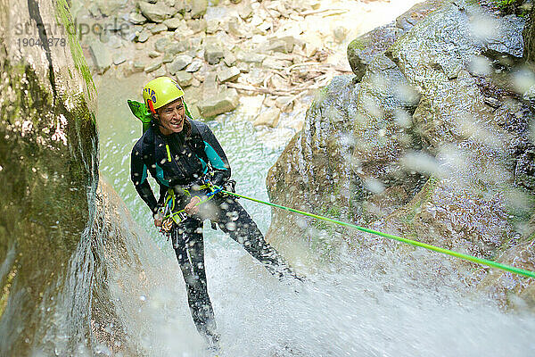 Frau beim Canyoning im Furco Canyon in den spanischen Pyrenäen