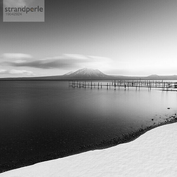 Langzeitbelichtung des Winters am Shikotsu-See  Hokkaido  Japan