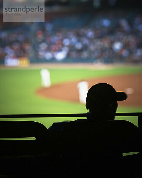 Rückansicht-Silhouette einer Person  die auf der Tribüne eines Baseball-Parks in San Francisco  Kalifornien  sitzt.