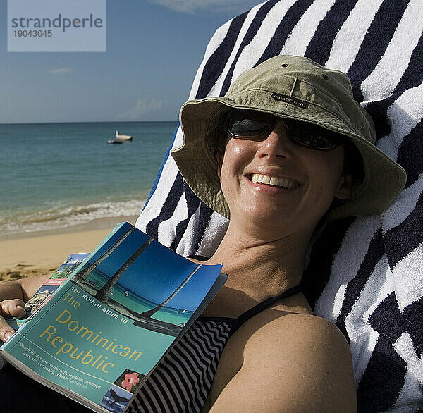 Frau lächelt und entspannt am Strand von Sosua  Dominikanische Republik.