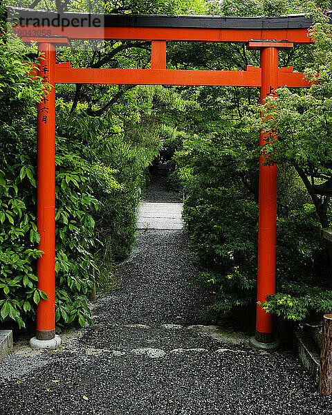 Ein zinnoberrotes Torii; ein traditionelles japanisches Tor.