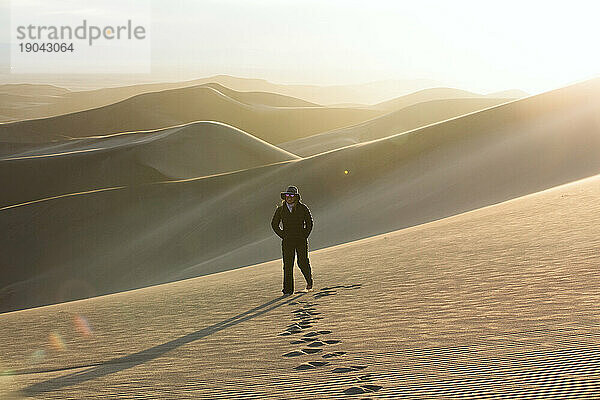 Wanderin bei Sonnenuntergang im Great Sand Dunes National Park