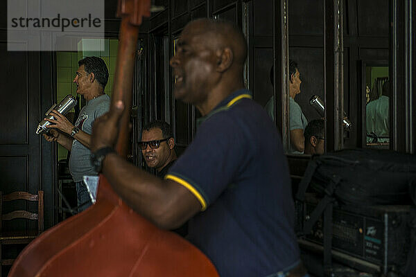 Ein afro-kubanisches Jazz-Trio in der Bar Monserrate  Alt-Havanna oder La Habana Veija  La Habana  Kuba