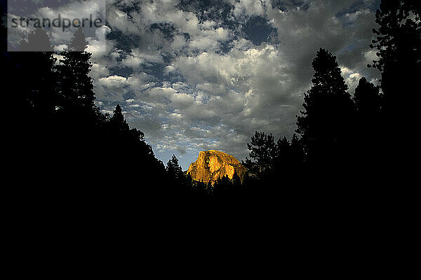 Der letzte Abend der untergehenden Sonne beleuchtet den Half Dome-Monolithen im Yosemite-Nationalpark  Kalifornien  USA; Sommer 2005.