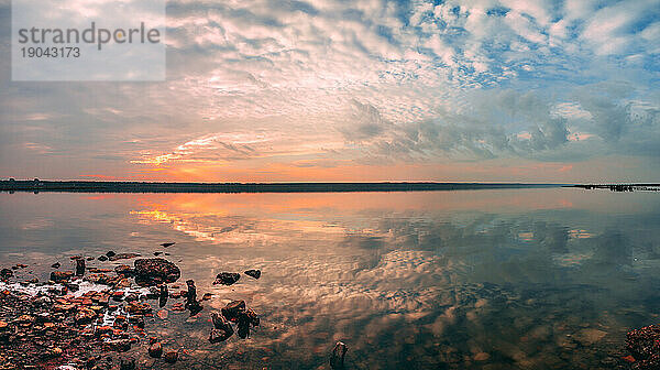 Panoramablick auf den Salzsee bei Sonnenuntergang