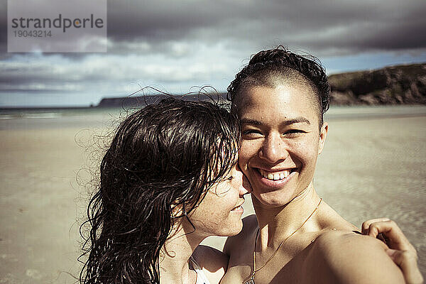 Romantisches  glückliches Selfie eines lesbischen Paares am Strand