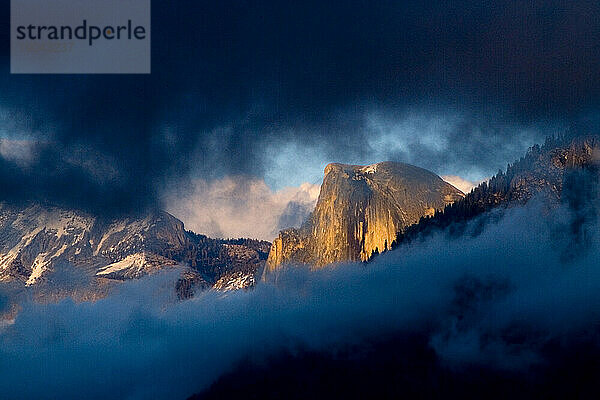 Gewitterwolken klären sich bei Sonnenuntergang über dem Half Dome im Yosemite-Nationalpark  Kalifornien; Frühjahr 2007.