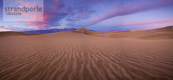 Sanddünen rollen bei Sonnenuntergang durch das Land im Death Valley National Park  Kalifornien