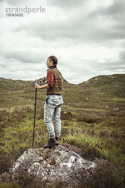 aktiver Wanderer im sonnigen schottischen Hochland
