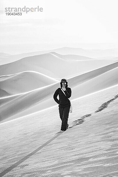 Schwarz-weiß einer einsamen Wanderin in der Wüste von Colorado