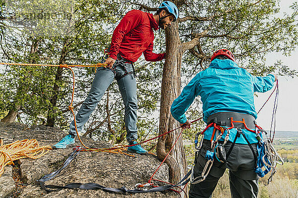 Kletterpartner setzen Top-Rope-Anker