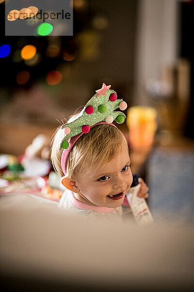Kleinkind/Baby trägt Weihnachtsbaum-Stirnband mit Bokeh