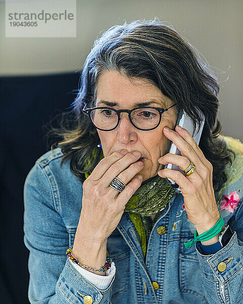 Frau hört Smartphone  Sonoma County  Kalifornien  USA
