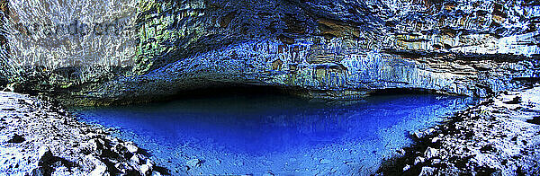 Der Blue Room ist eine Feuchthöhle auf der Insel Kauai in Hawaii.