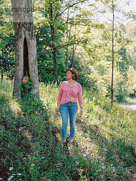 schöne Frau mittleren Alters  die durch die Wälder von Ellijay  Georgia  spaziert.