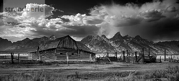 Blick auf die Grand Teton Mountain Range  aufgenommen von der Mormon Row außerhalb des Grand Teton National Park in Wyoming.