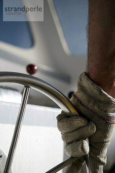 Lobsterman-Hand am Bootsrad  Casco Bay  Maine.