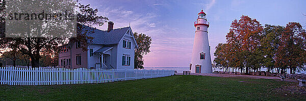 Der Sonnenuntergang über dem Eriesee am Marblehead Lighthouse in Marblehead  Ohio  USA.