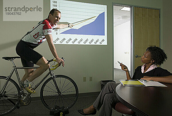 Der Unternehmensleiter hält eine Powerpoint-Präsentation über den Erfolg beim Training für sein Fahrradrennen in Santa Clara  Kalifornien.