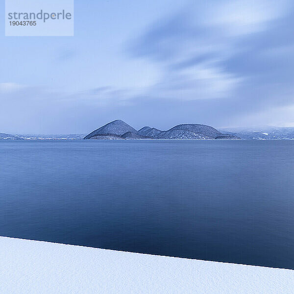 Langzeitbelichtungsaufnahme des Winters am Toya-See  Hokkaido  Japan