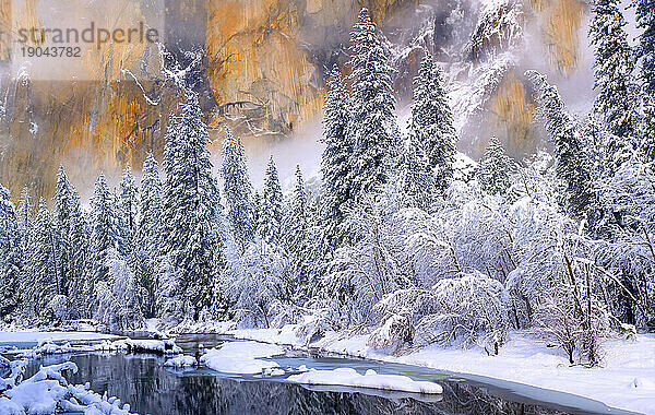 Wintermorgen im Yosemite-Nationalpark mit El Capitan im Hintergrund und dem Merced River im Vordergrund