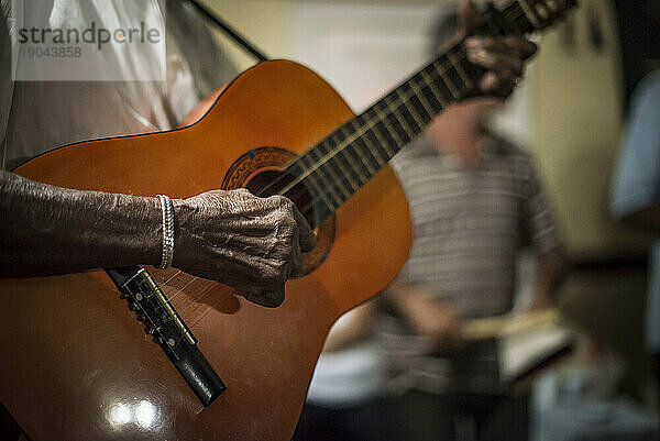 Hand eines kubanischen Gitarristen  der in Santa Clara  Villa Clara  Kuba  eine handgefertigte Gitarre spielt. Nahaufnahme.