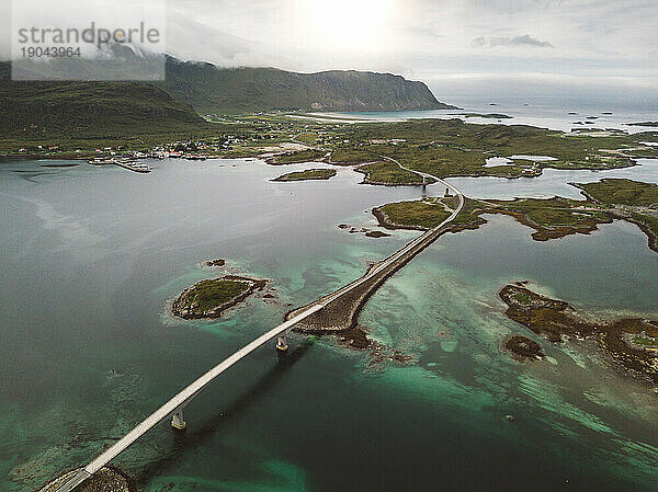 Malerischer Blick auf die Brücken der Lofoten-Inseln an einem bewölkten Tag